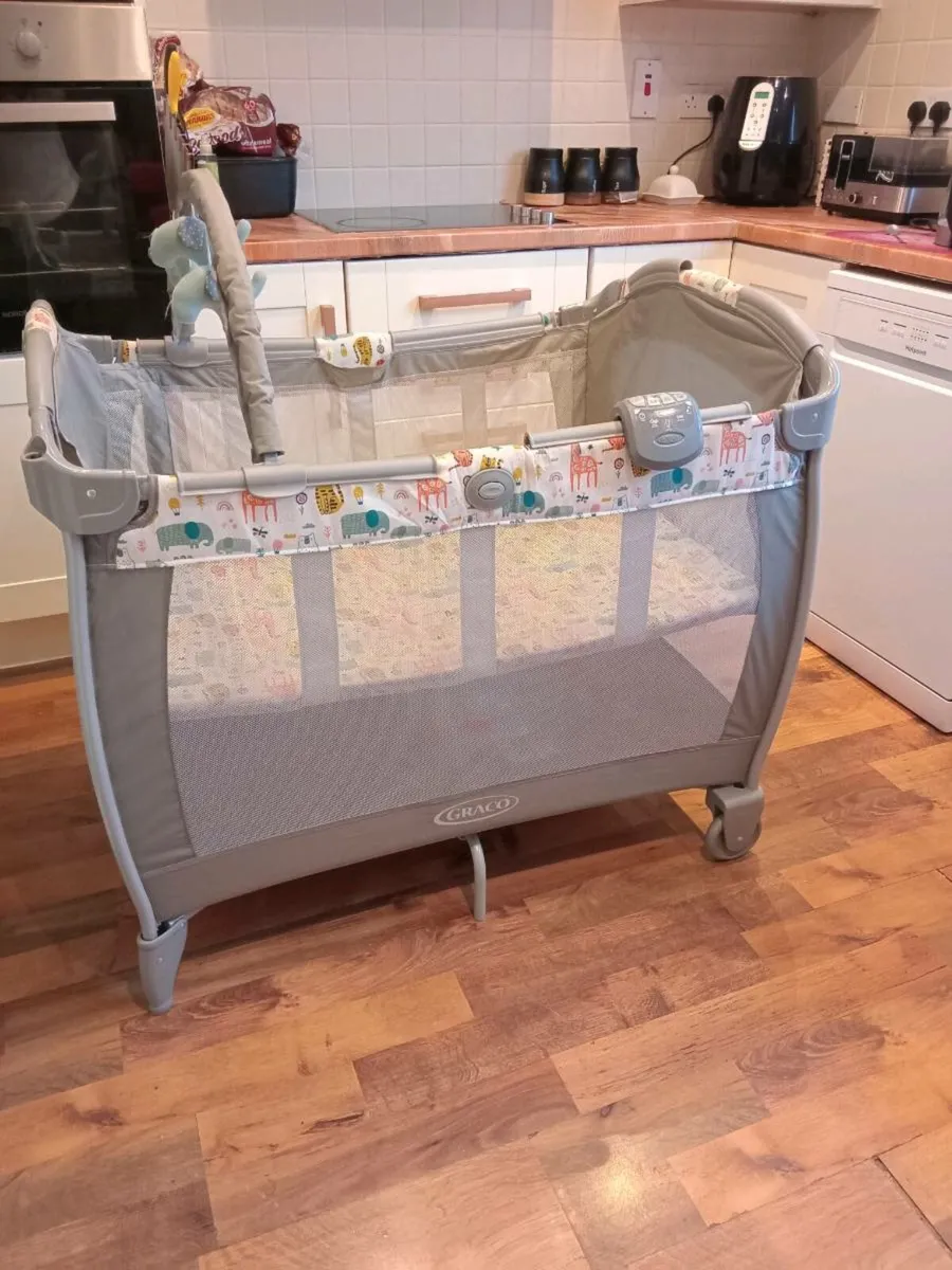 Travel cot - Image 1