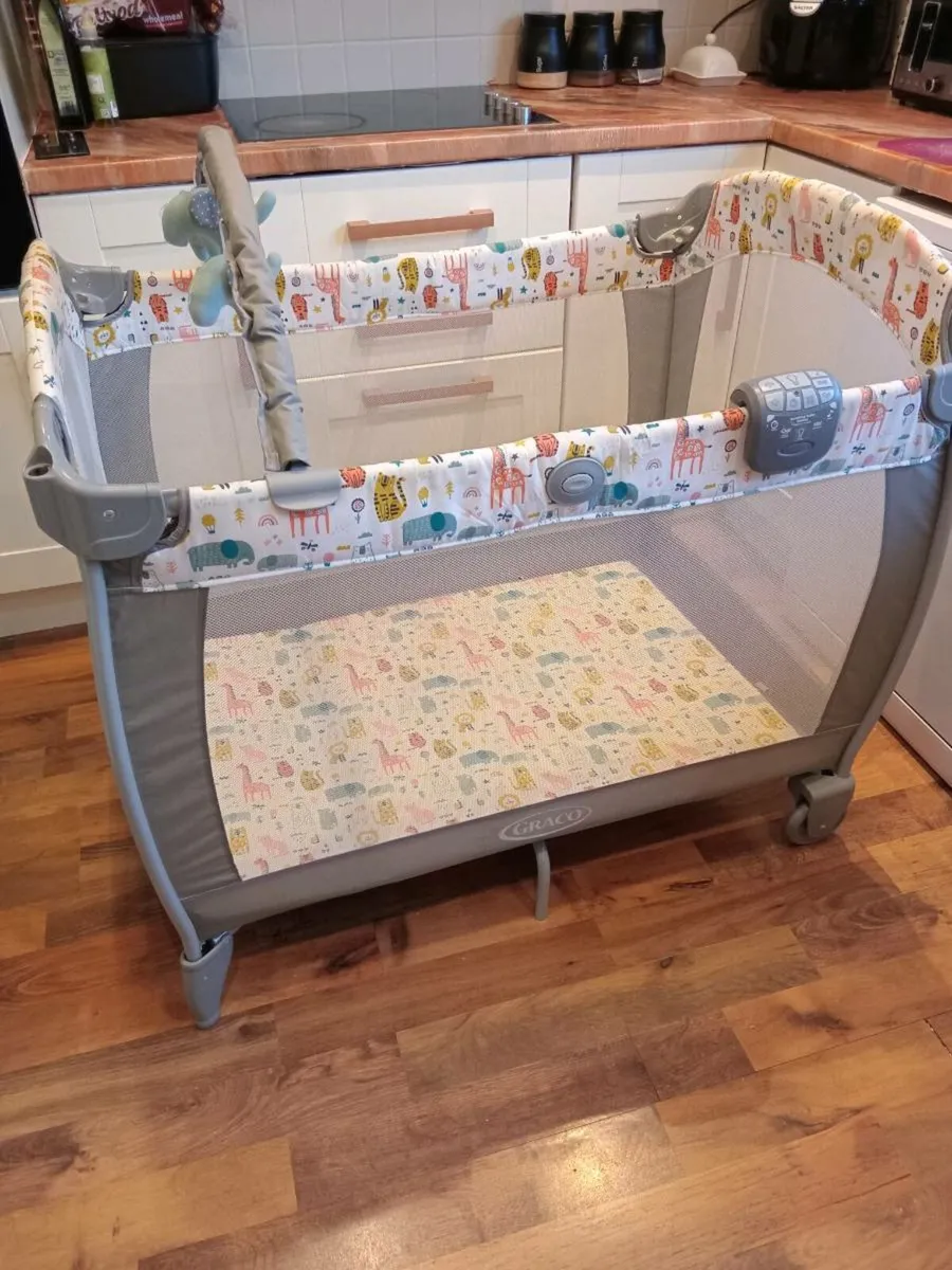 Travel cot - Image 2