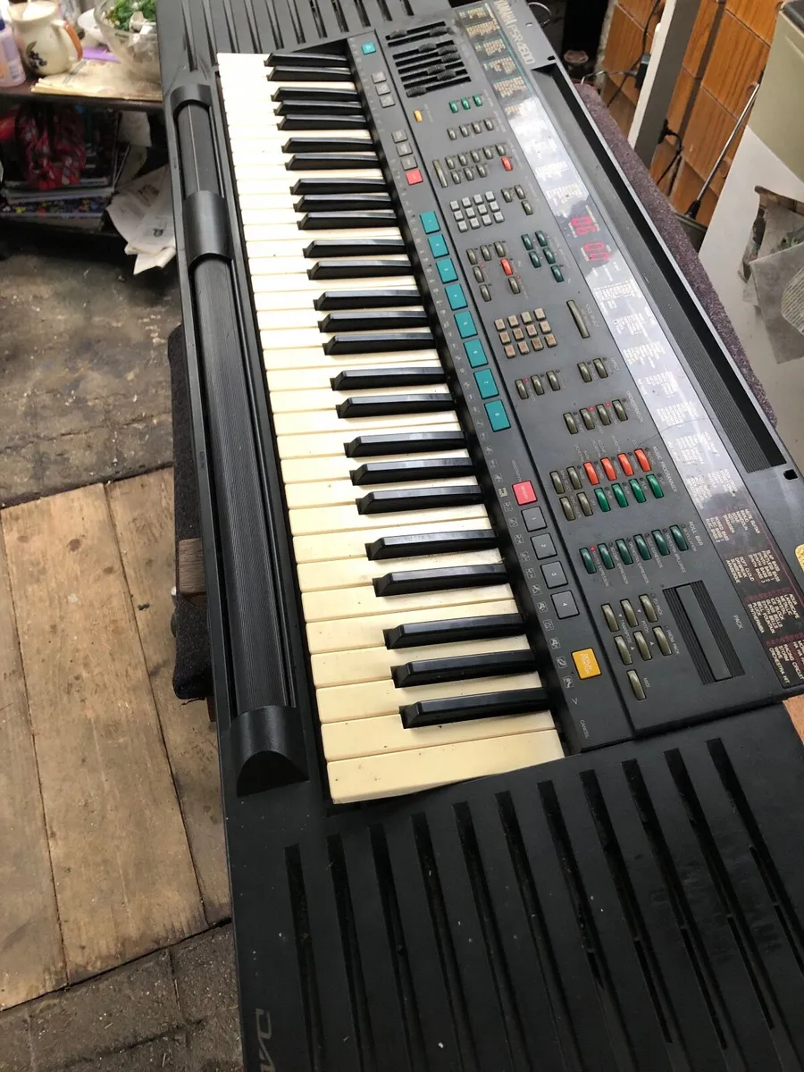 Yamaha PSR 4600 Keyboard - Image 1