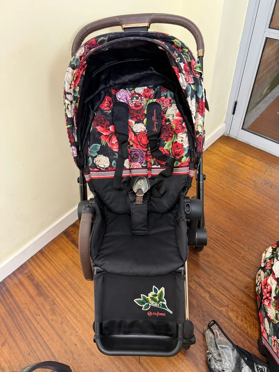 Cybex Priam spring blossom carseat rotating isofix - Image 3