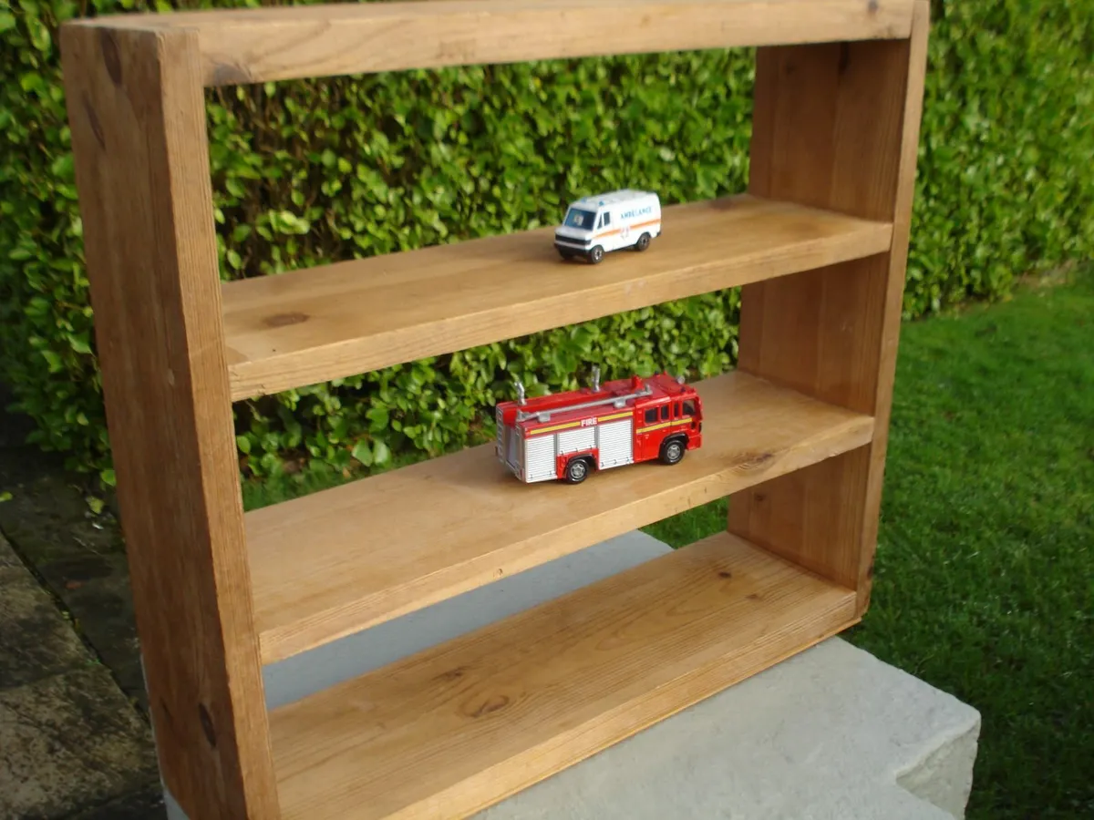 SMALL SOLID WOODEN DISPLAY UNIT/SHELF. - Image 3