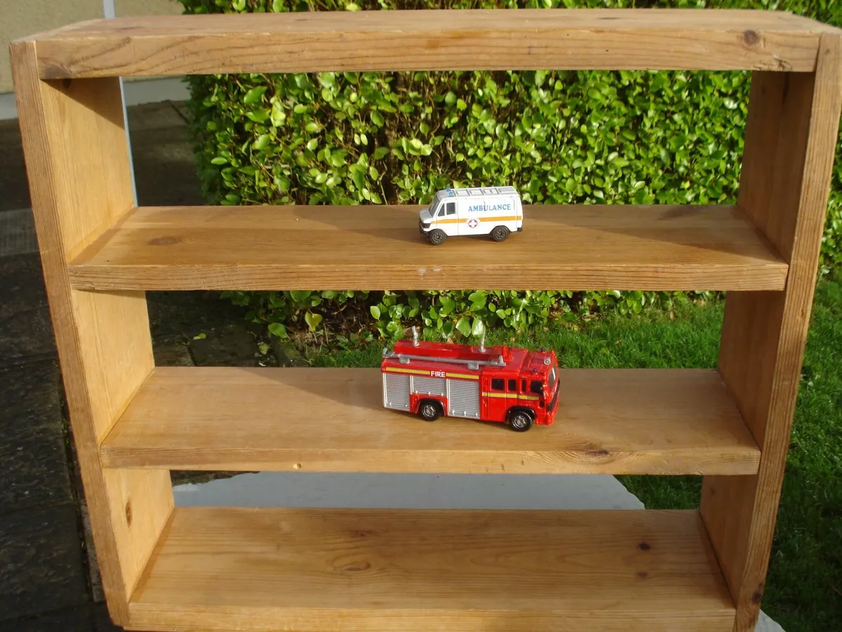 SMALL SOLID WOODEN DISPLAY UNIT/SHELF. - Image 4