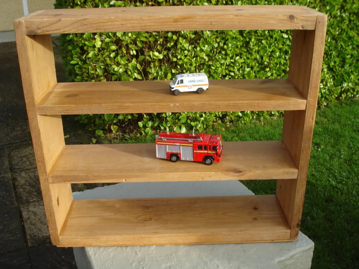 SMALL SOLID WOODEN DISPLAY UNIT/SHELF. - Image 1