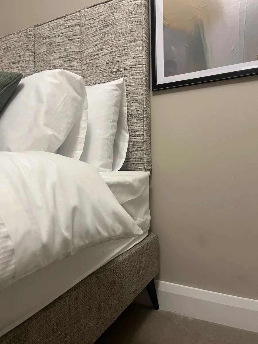 Single bed,  Mattress & bespoke headboard - Image 4