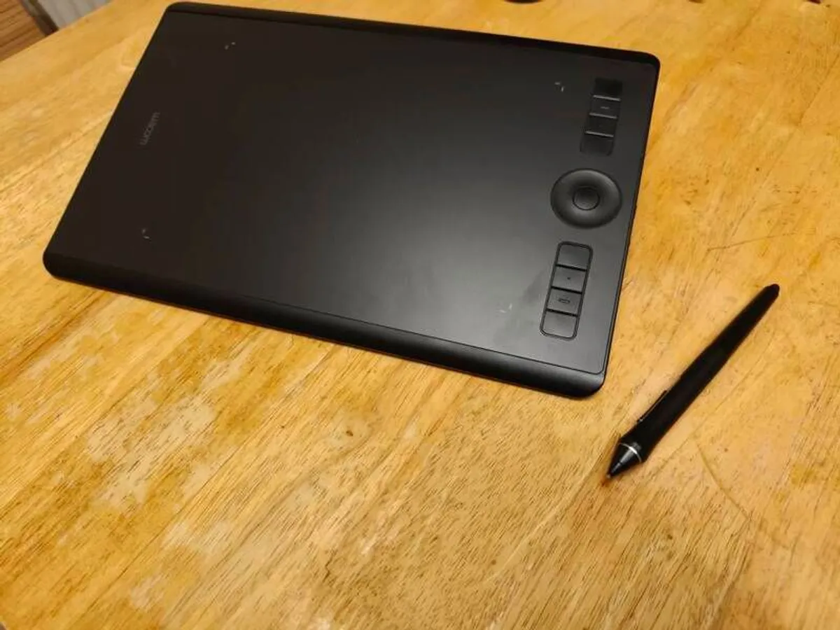 Wacom Intuos Pro Medium (PTH-660)New Surface - Image 1