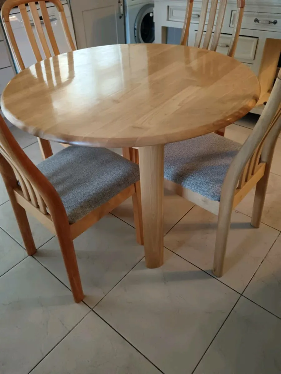 Table and chairs - Image 1