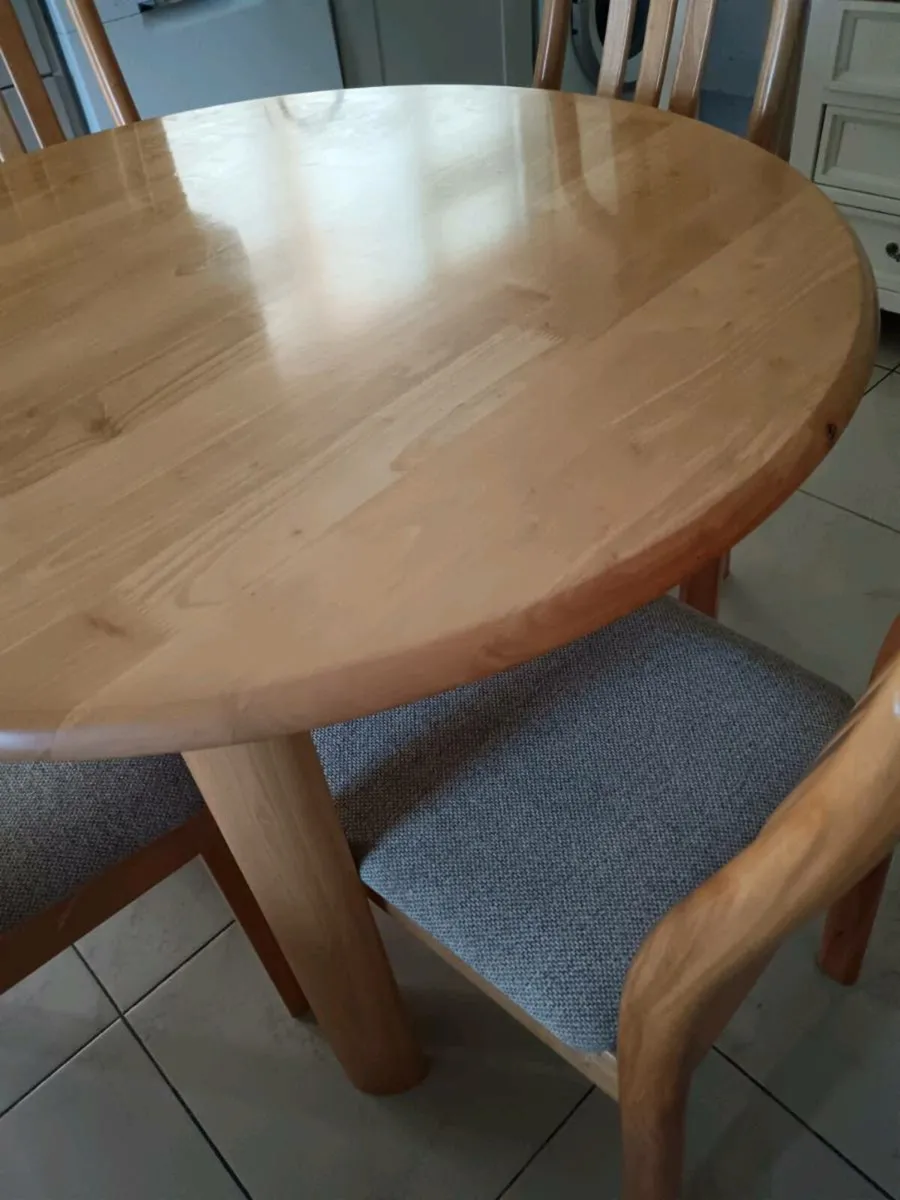 Table and chairs - Image 3