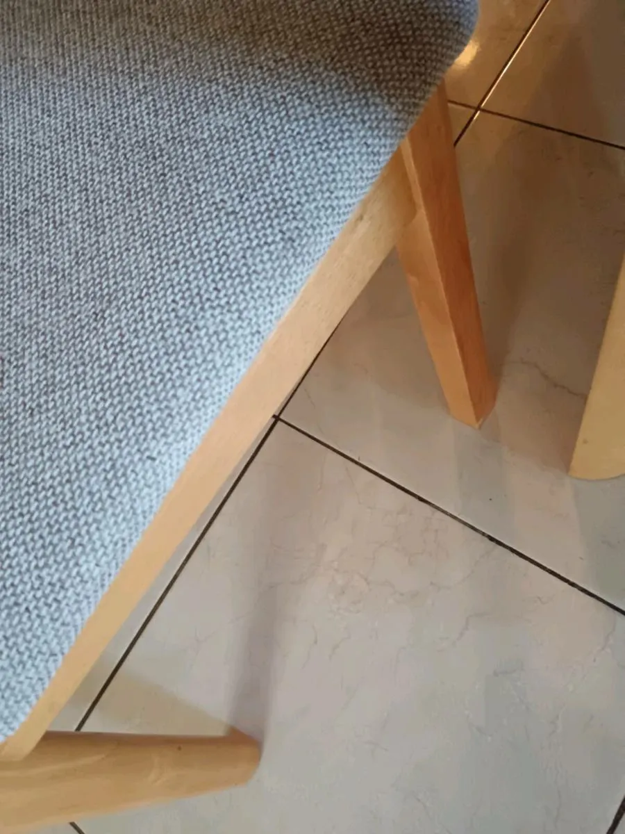 Table and chairs - Image 2