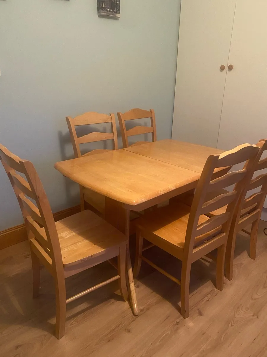 Table and chairs - Image 1