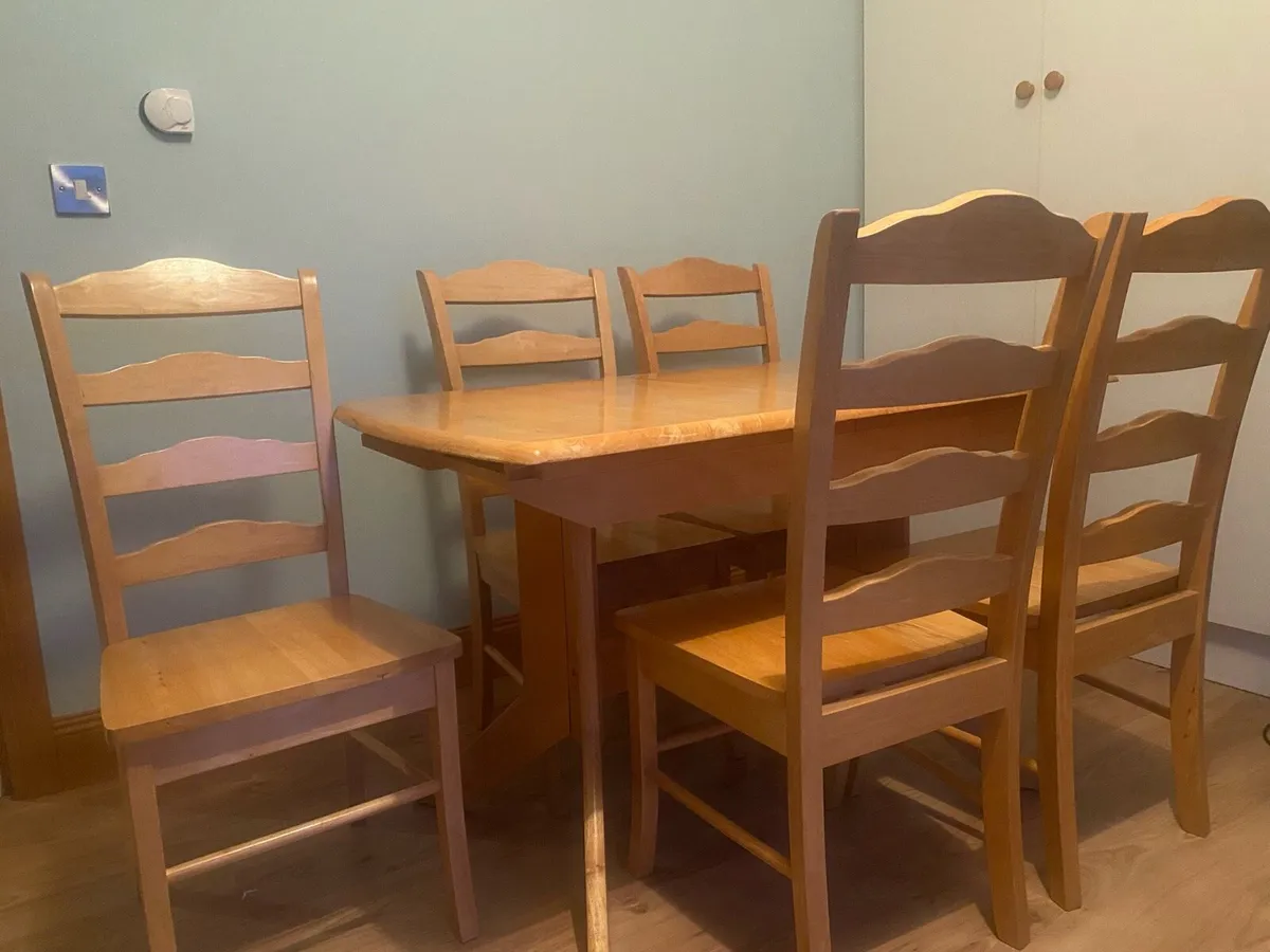 Table and chairs - Image 3