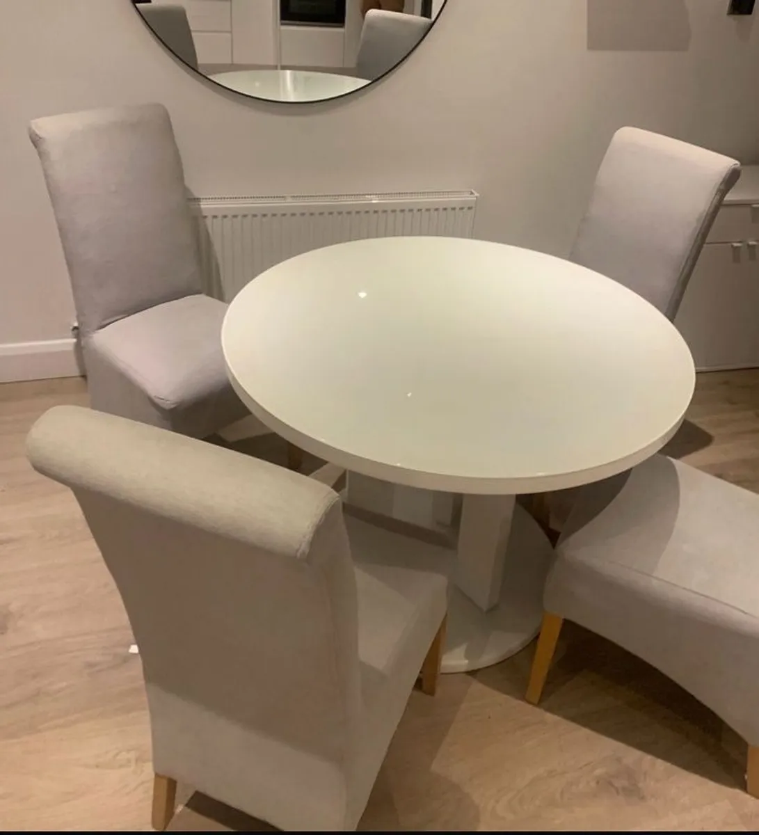 Gorgeous Round table and set of 4 chairs - LIKE NEW!! - Image 2
