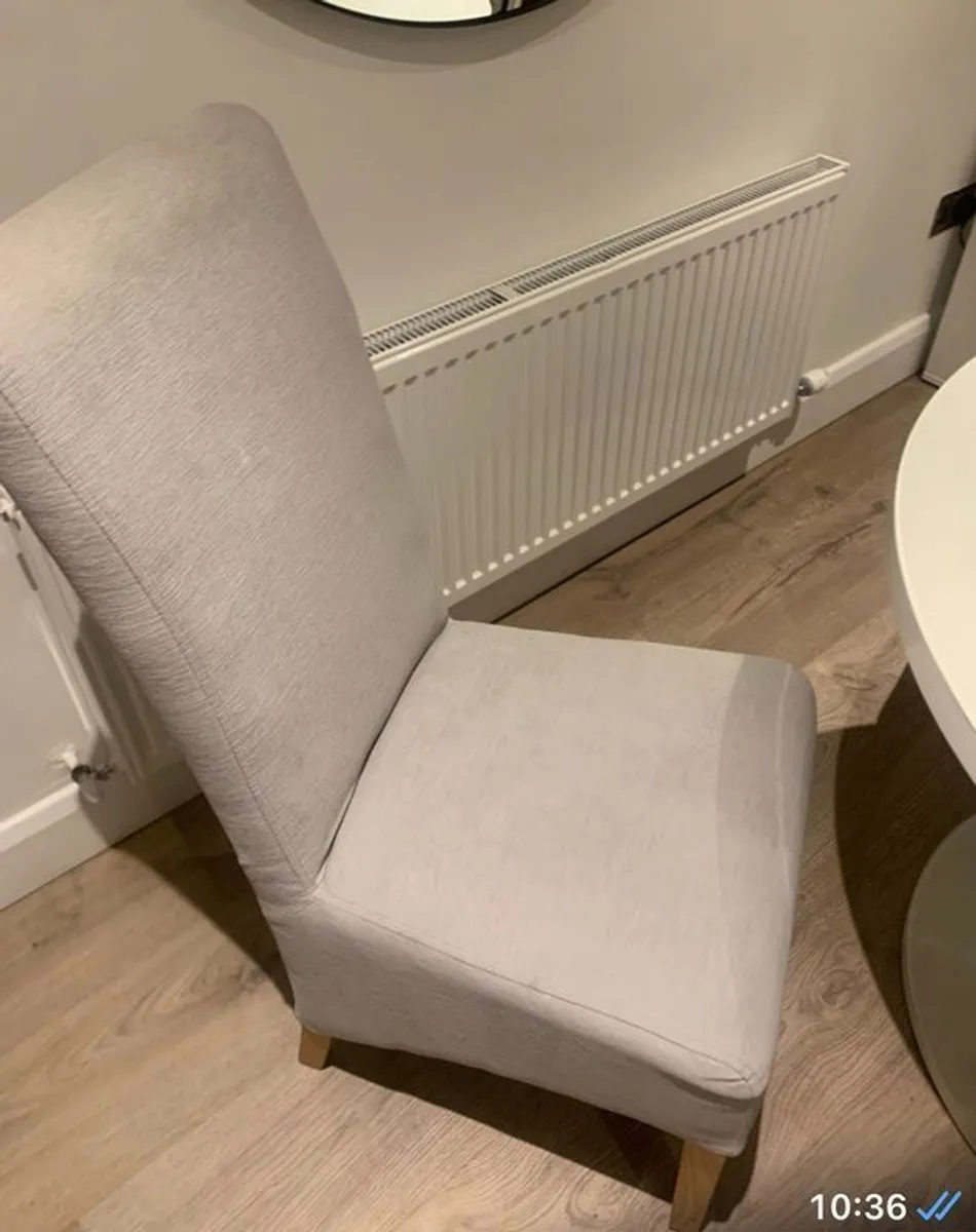 Gorgeous Round table and set of 4 chairs - LIKE NEW!! - Image 4