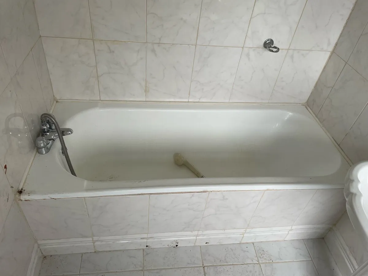 Cast iron bath toilet and sink - Image 1