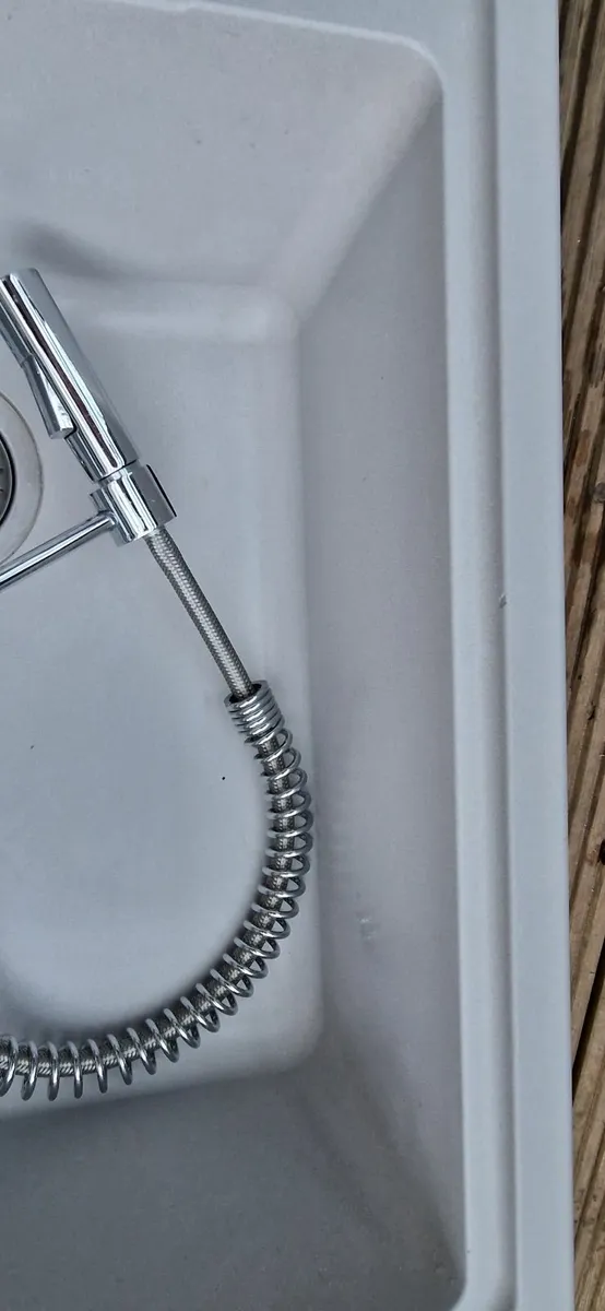 Kitchen sink and tap - Image 2