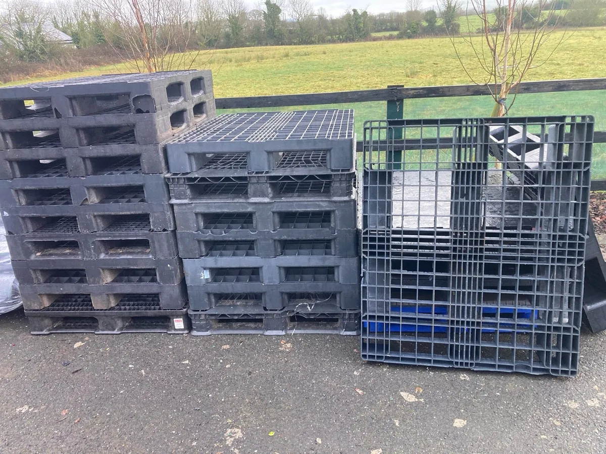 Heavy duty plastic pallets