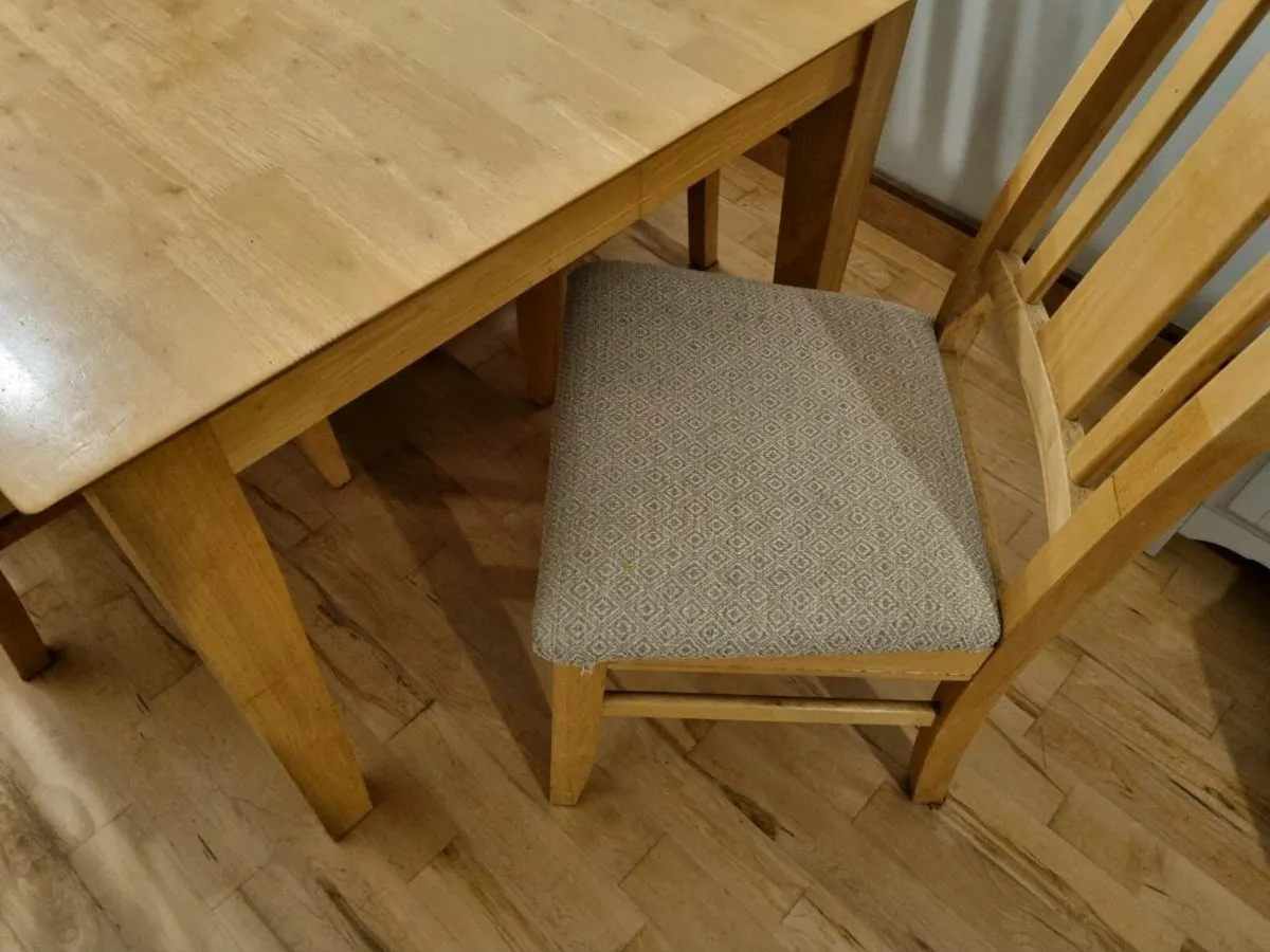 Dining table and 6 chairs - Image 4