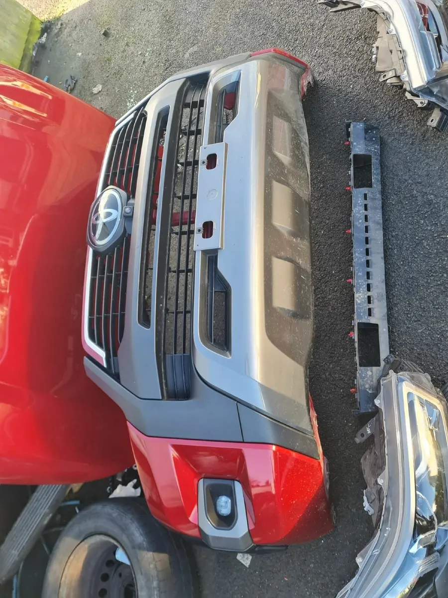 Toyota Hilux front end - Image 1