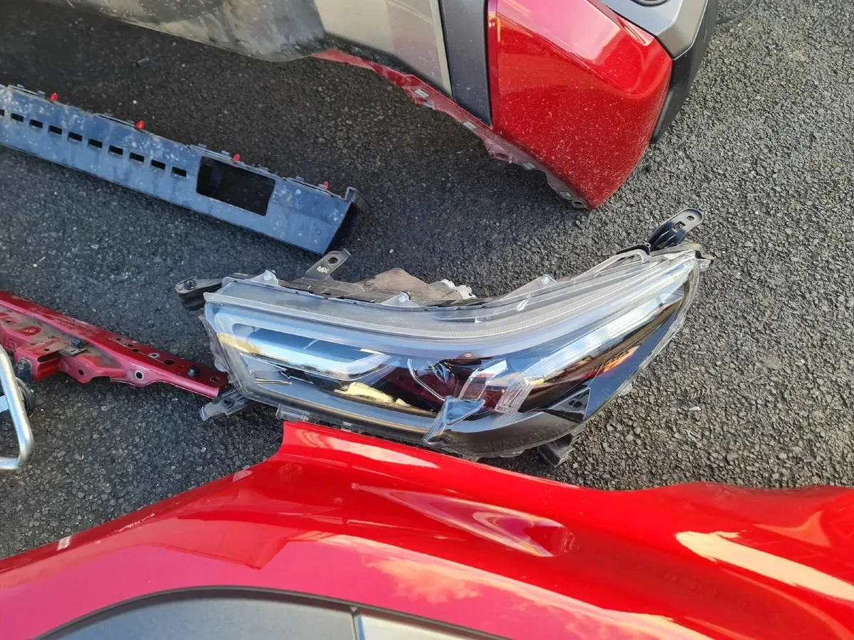 Toyota Hilux front end - Image 2