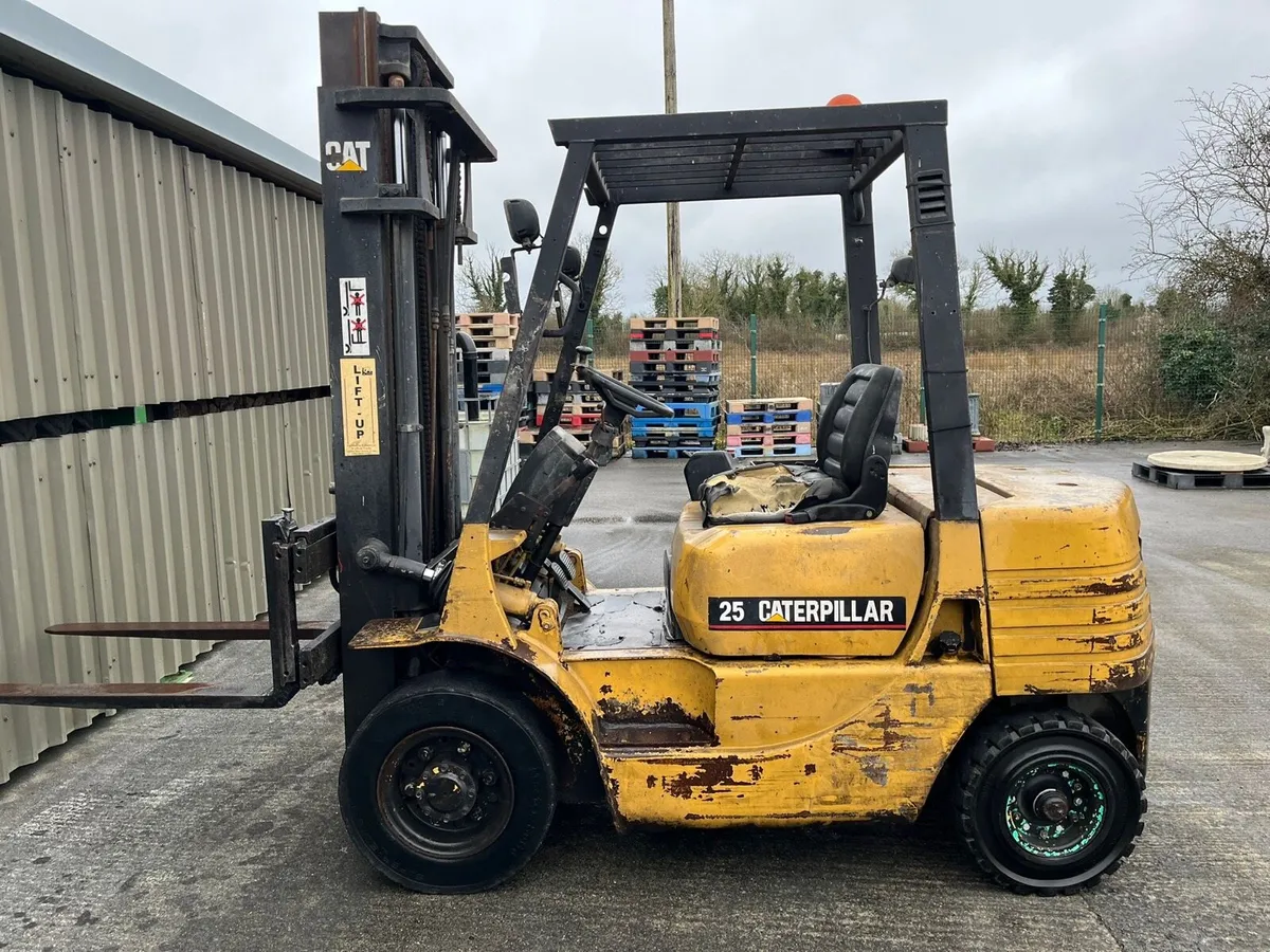 Caterpillar Forklift With Front Loader - Image 2
