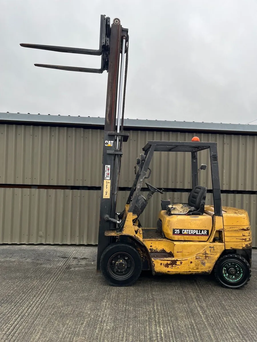 Caterpillar Forklift With Front Loader - Image 4