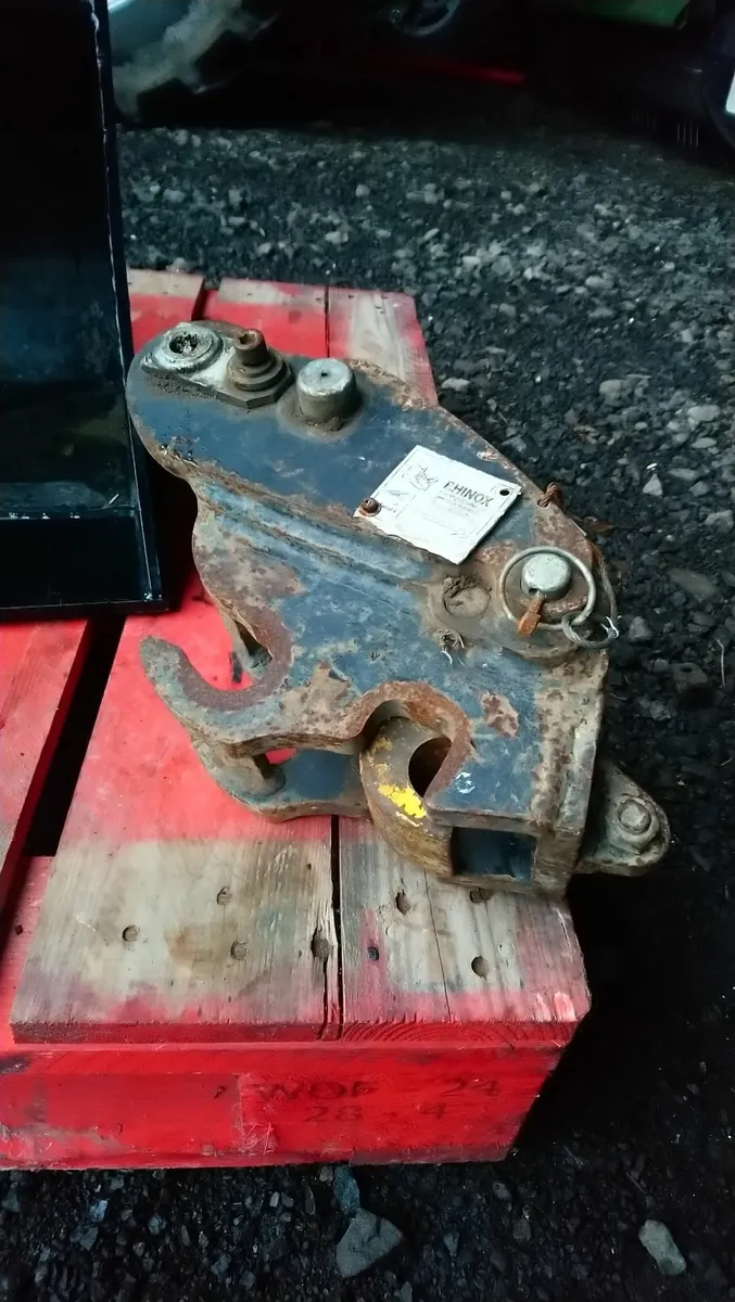 KUBOTA 1. 5 TON SEMI QUICK HITCH 30mm pins - Image 2