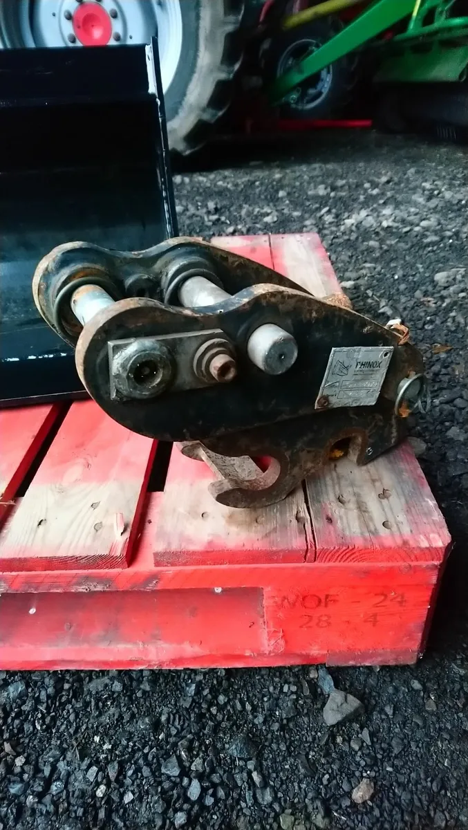 KUBOTA 1. 5 TON SEMI QUICK HITCH 30mm pins - Image 3