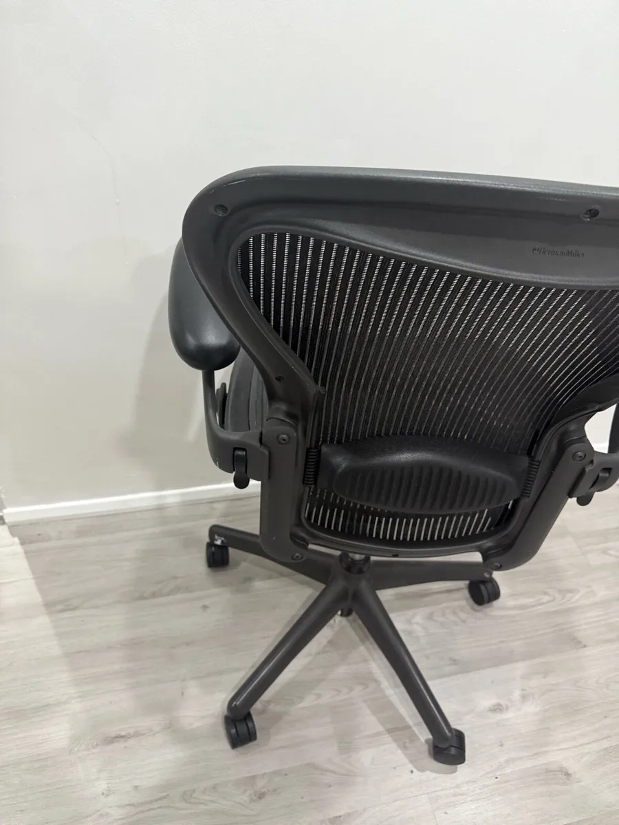 Herman Miller Aeron Office Chair - Image 4