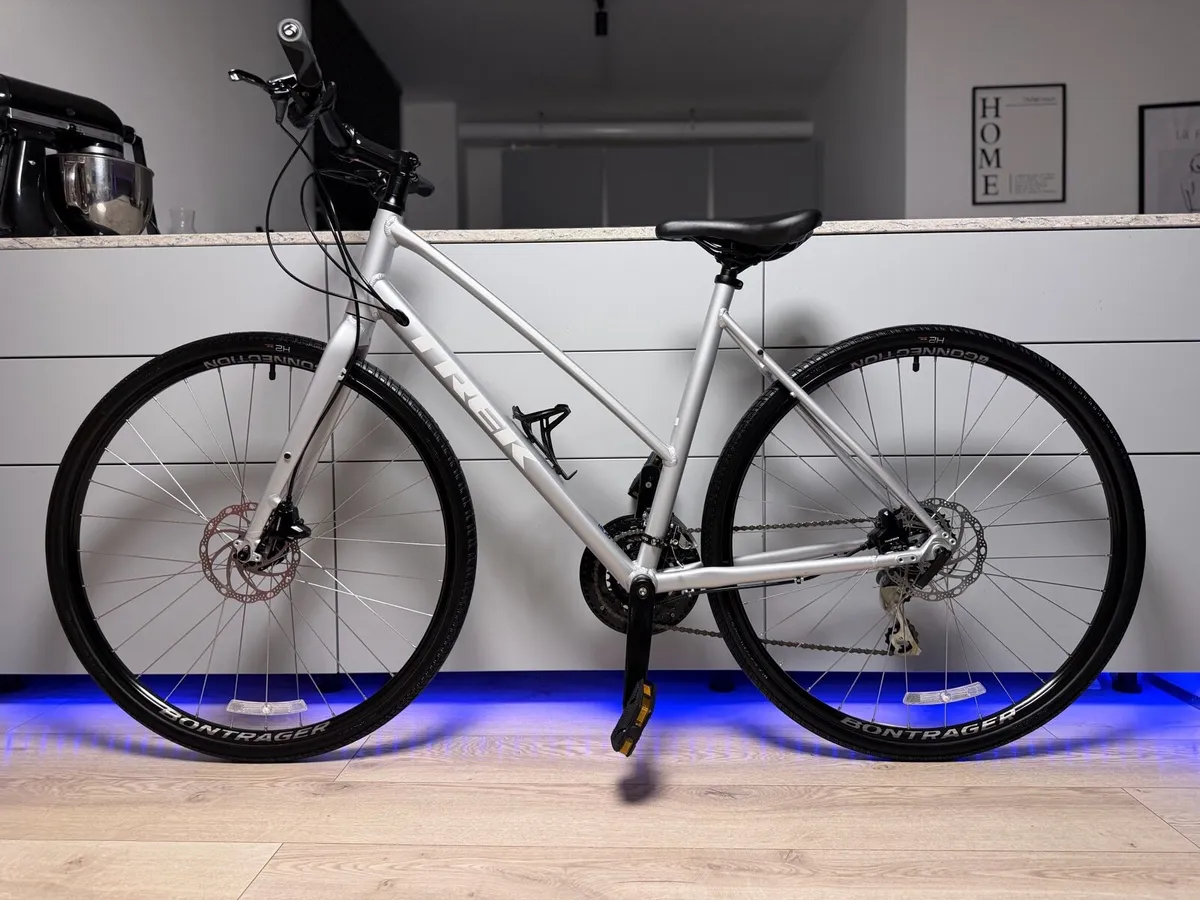 TREK FX2 Hybrid Bike - Image 2