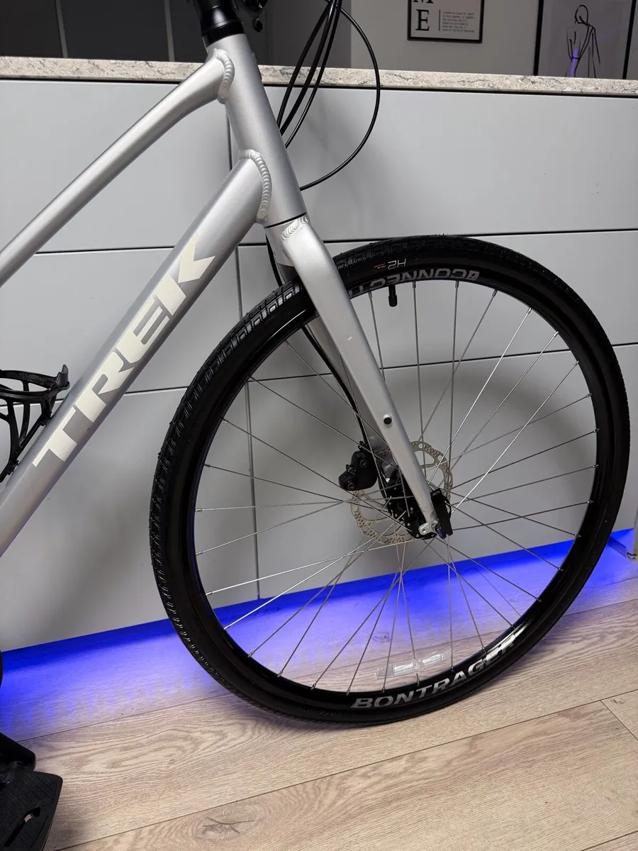 TREK FX2 Hybrid Bike - Image 3