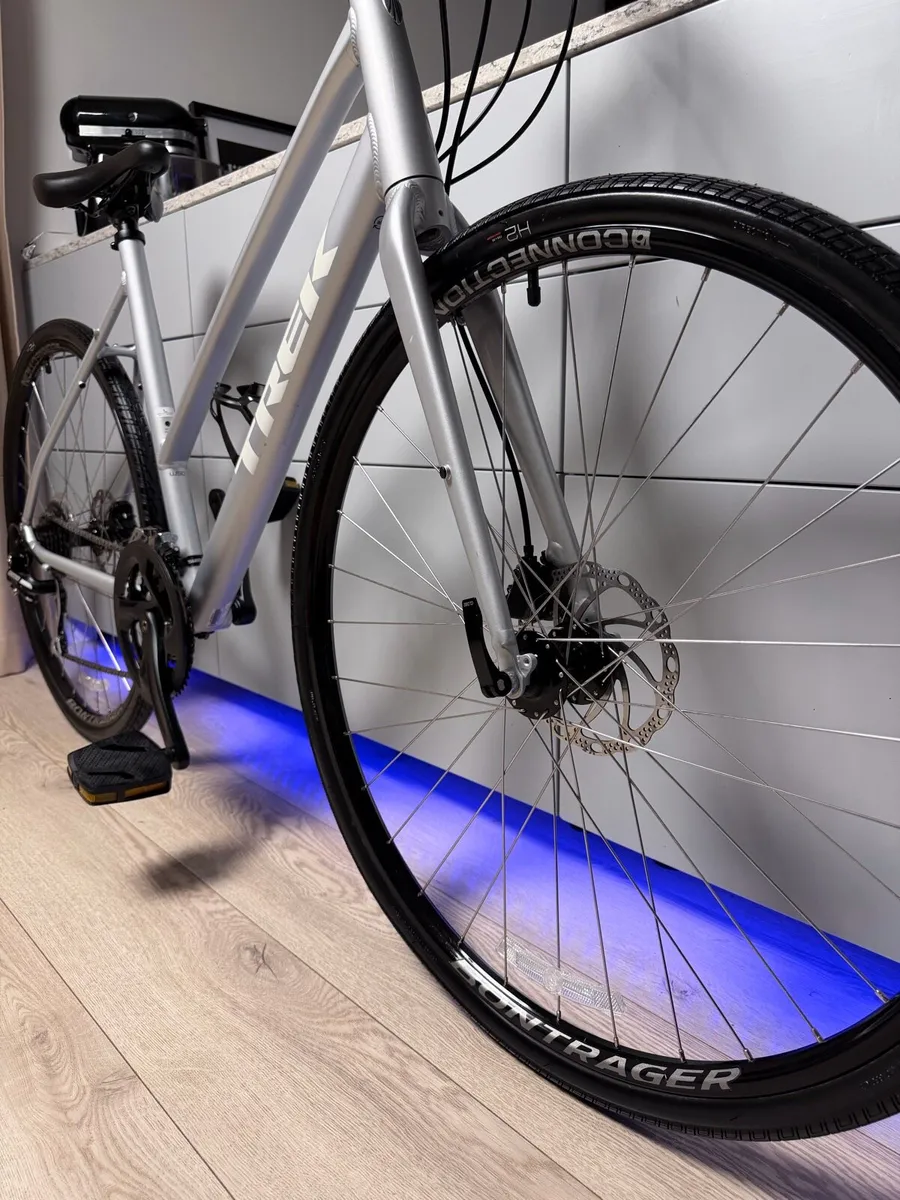 TREK FX2 Hybrid Bike - Image 4