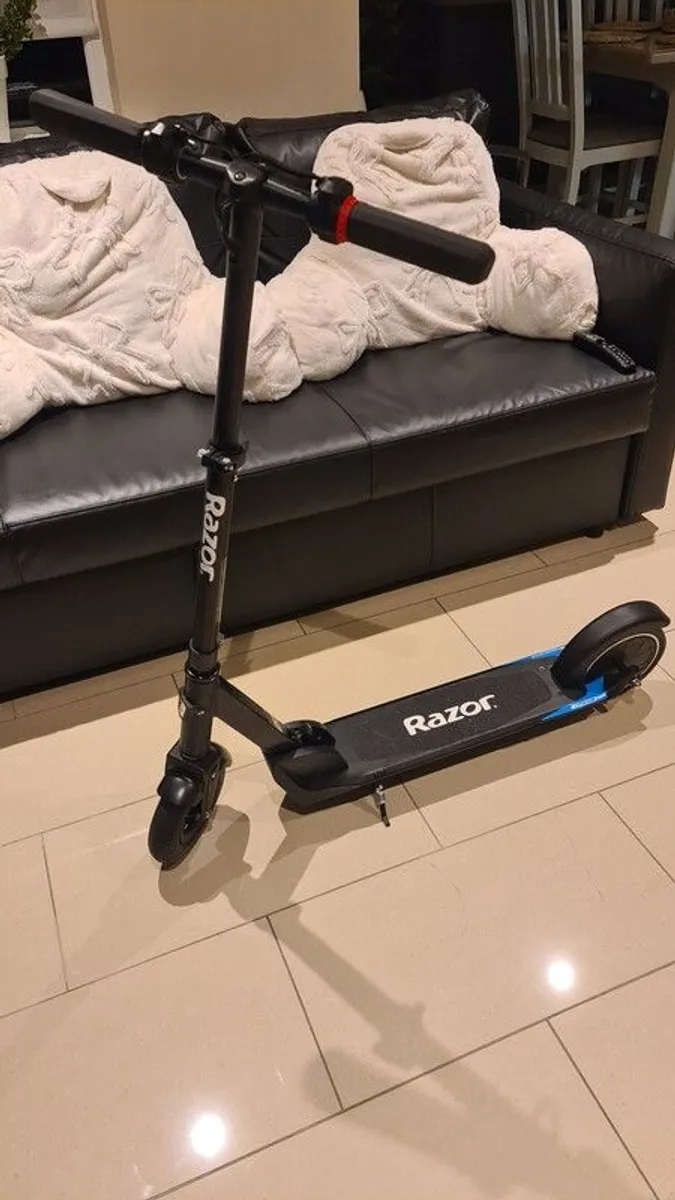 RAZOR PRISTINE condition electric scooter - Image 1