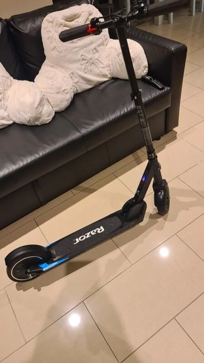 RAZOR PRISTINE condition electric scooter - Image 2