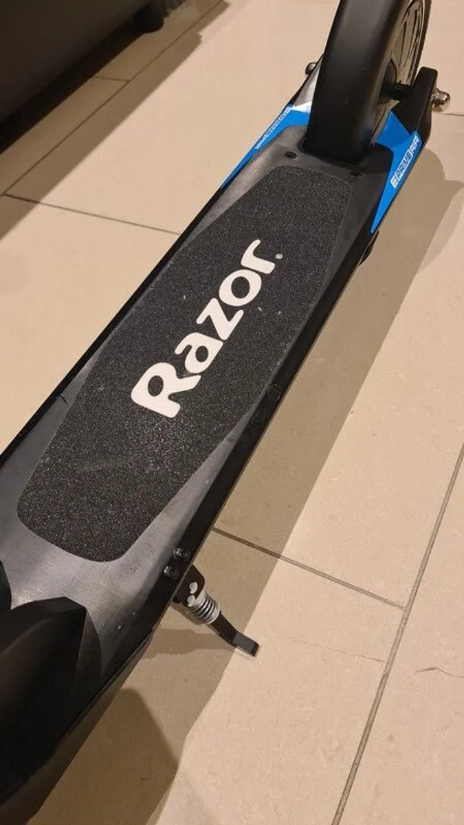 RAZOR PRISTINE condition electric scooter - Image 4