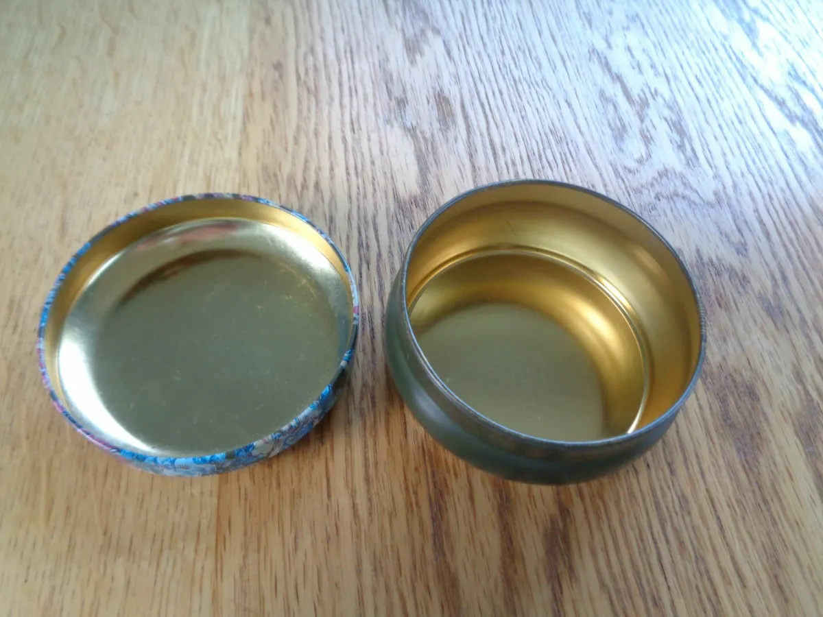 Vintage Angel Tin for Sale - Image 4