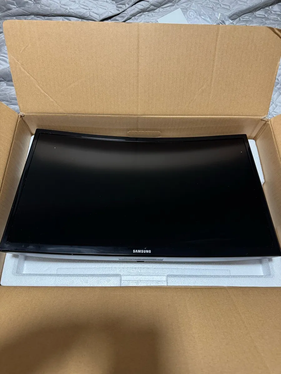 Samsung CF396 24” Curved Monitor - Image 2