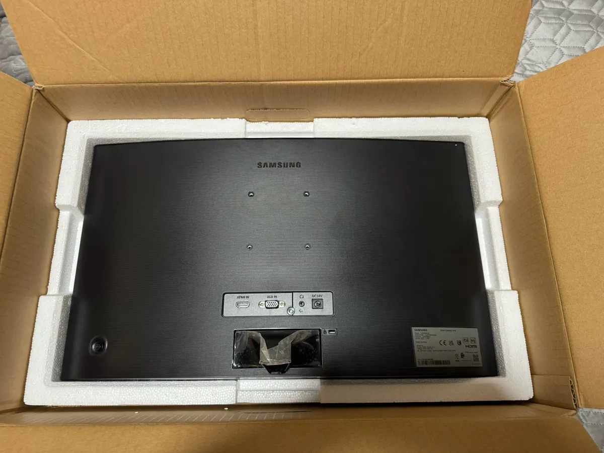 Samsung CF396 24” Curved Monitor - Image 3
