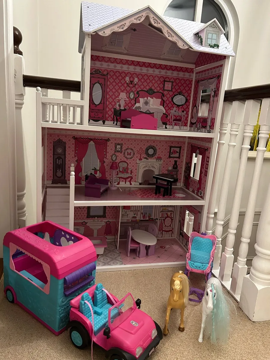 Dolls house and accessories - Image 2