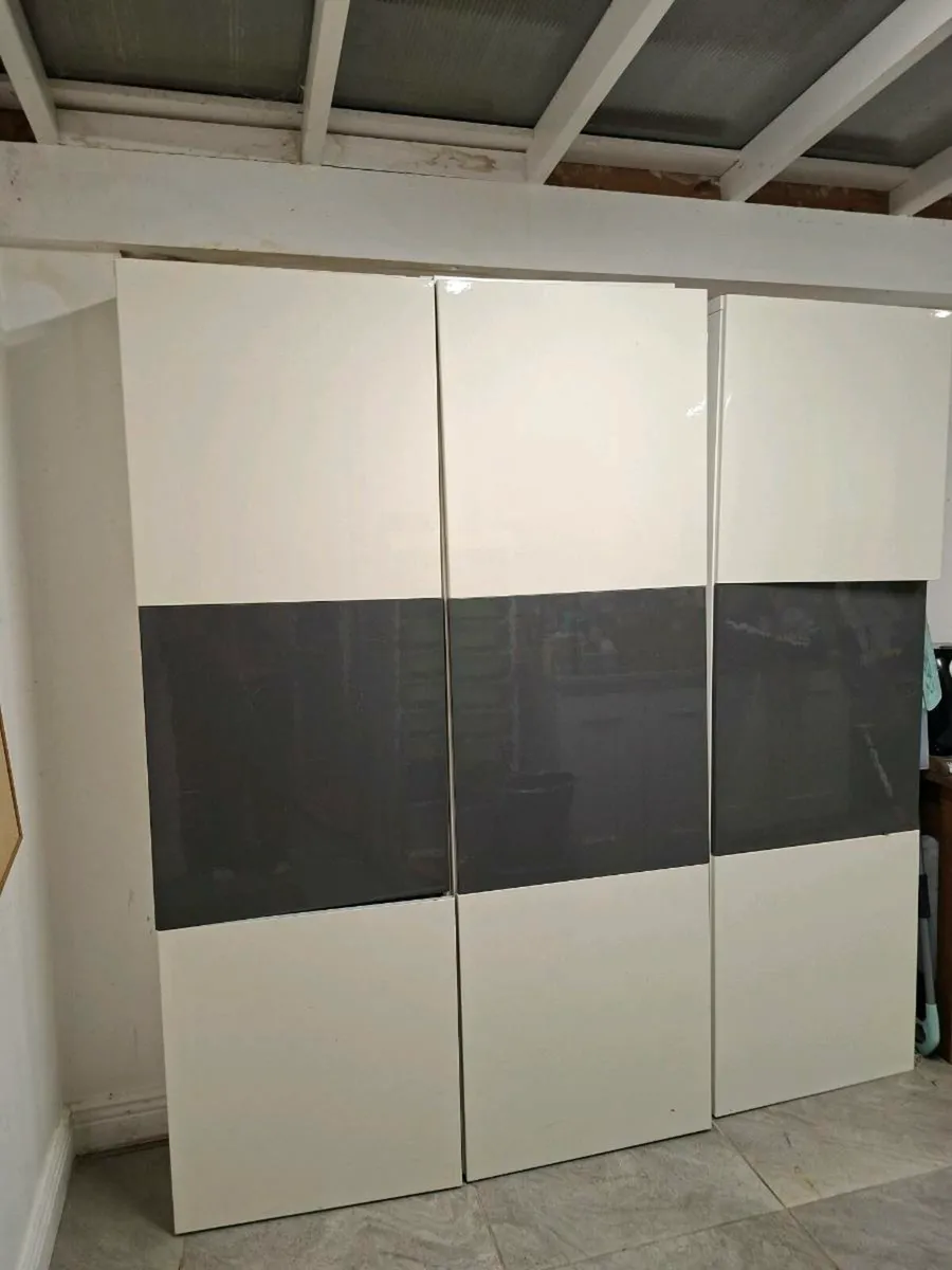 Furniture units - Image 1