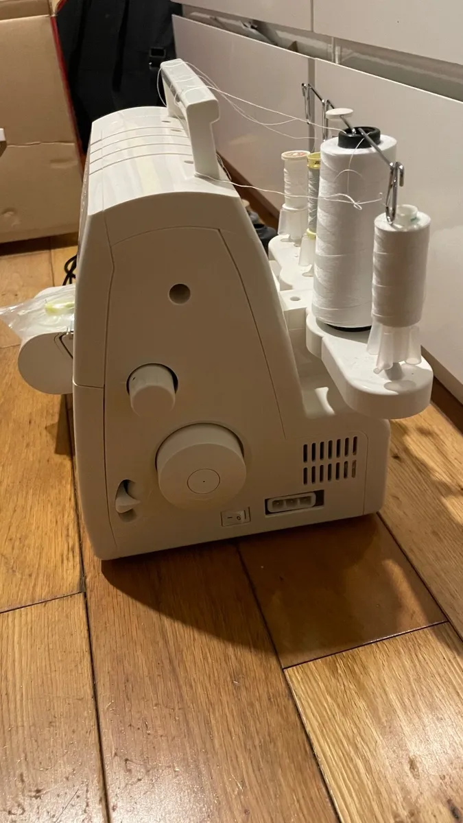Singer S010L Overlocker - Image 3