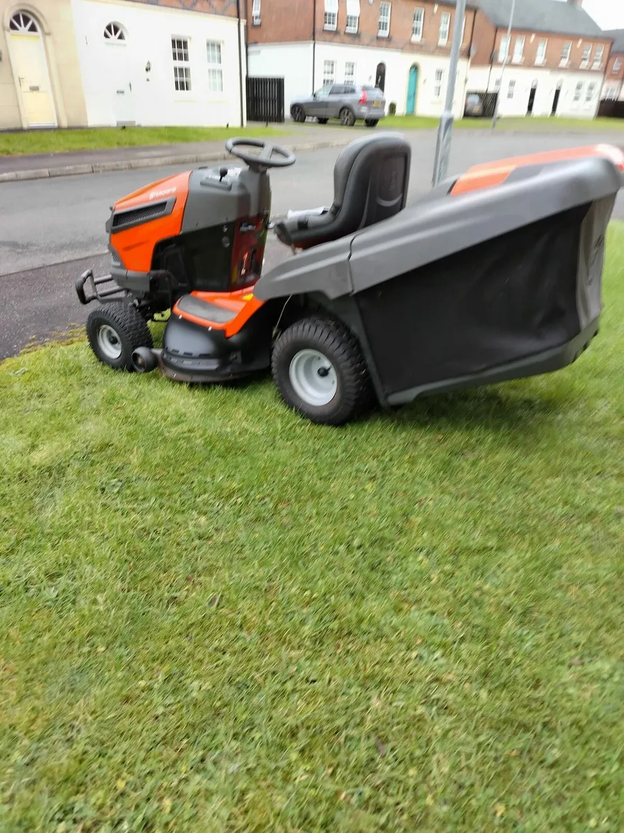 Husquvarna petrol ride on lawnmower - Image 2