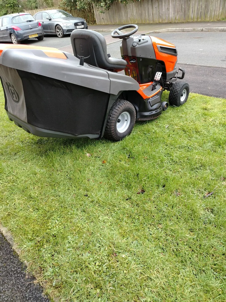 Husquvarna petrol ride on lawnmower - Image 3