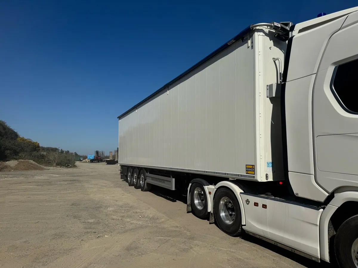 2025 kraker walking floor - Image 1