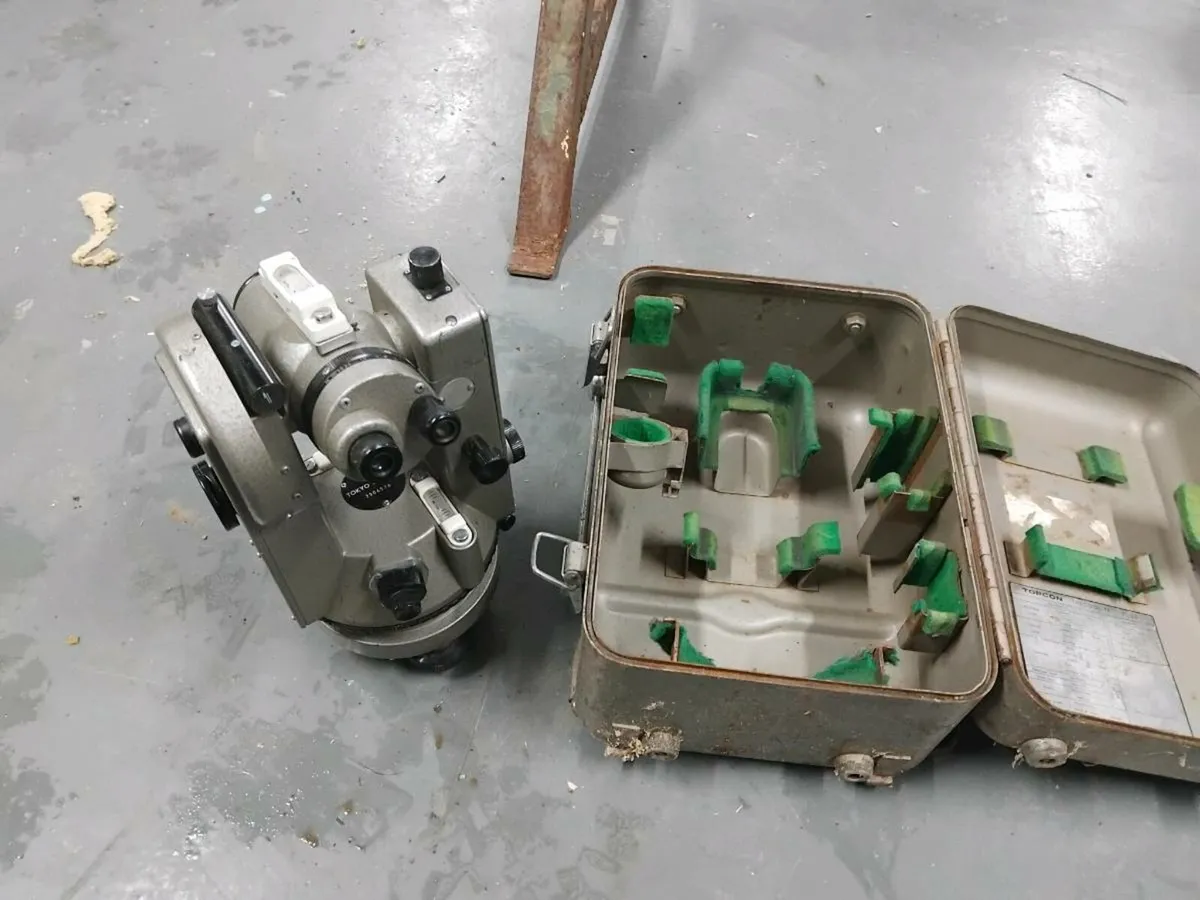 Vintage topcon theodolite - Image 1