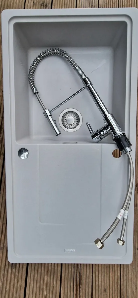 Kitchen sink and tap - Image 1