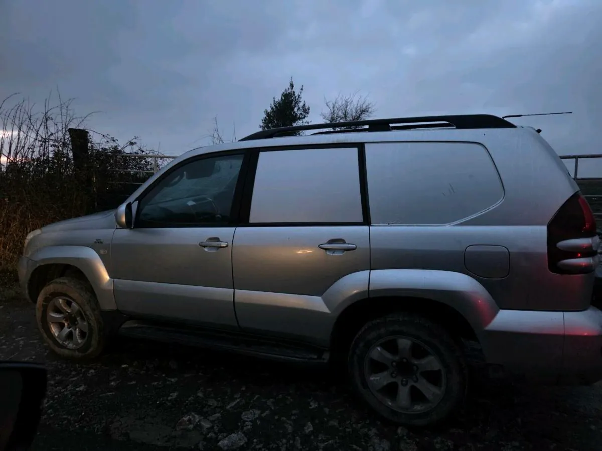 2004 TOYOTA LAND CRUISER - Image 1