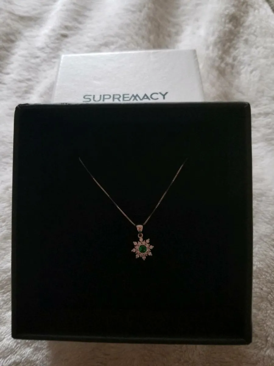 Hall marked chain and pendent stamped 750 - Image 4