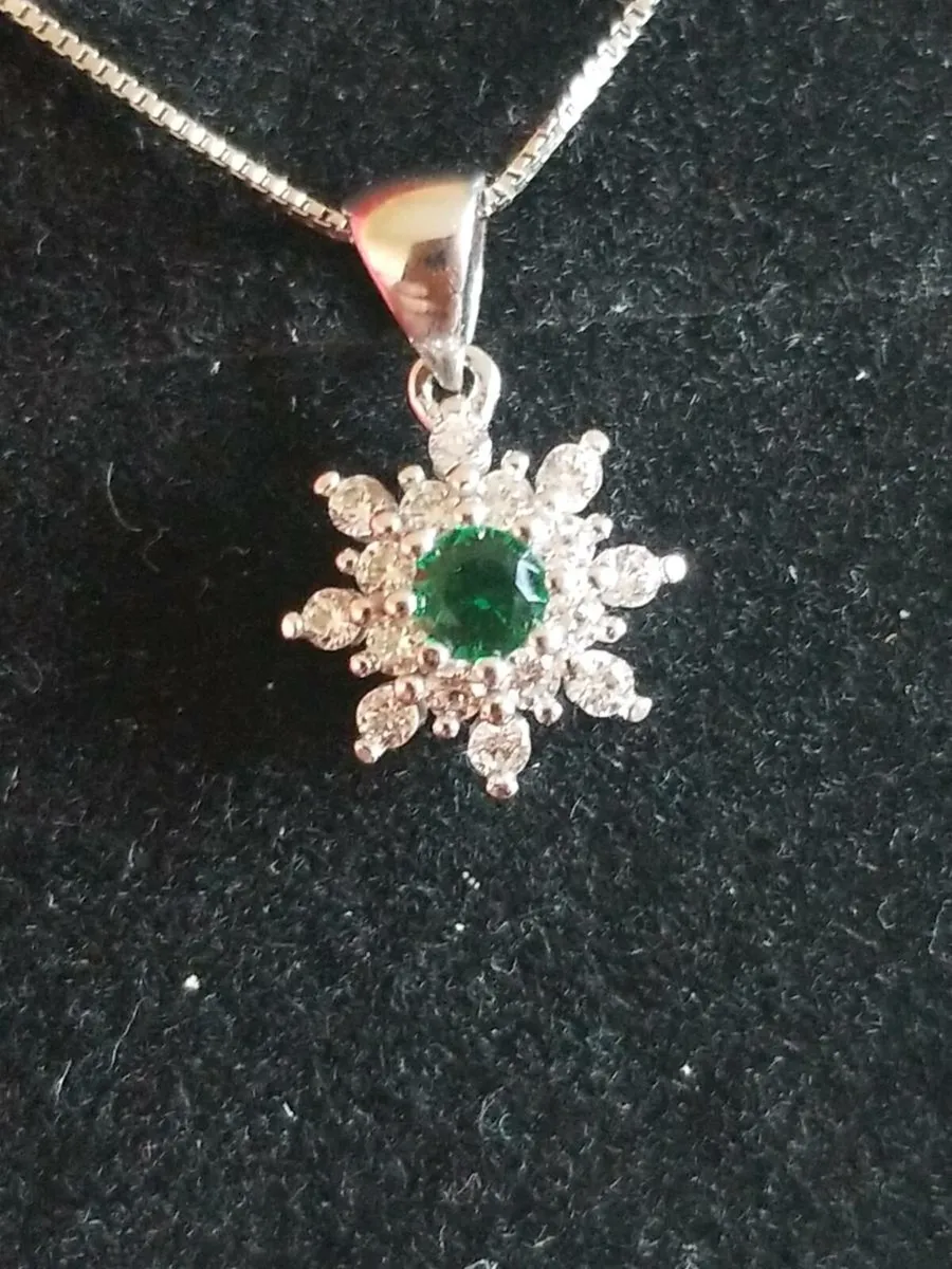 Hall marked chain and pendent stamped 750 - Image 1