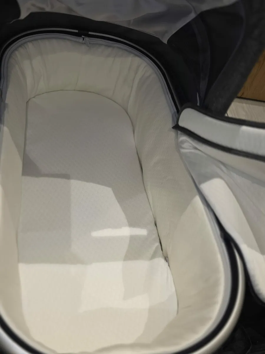 Uppababy vista V2 , car seat isofix based included - Image 3