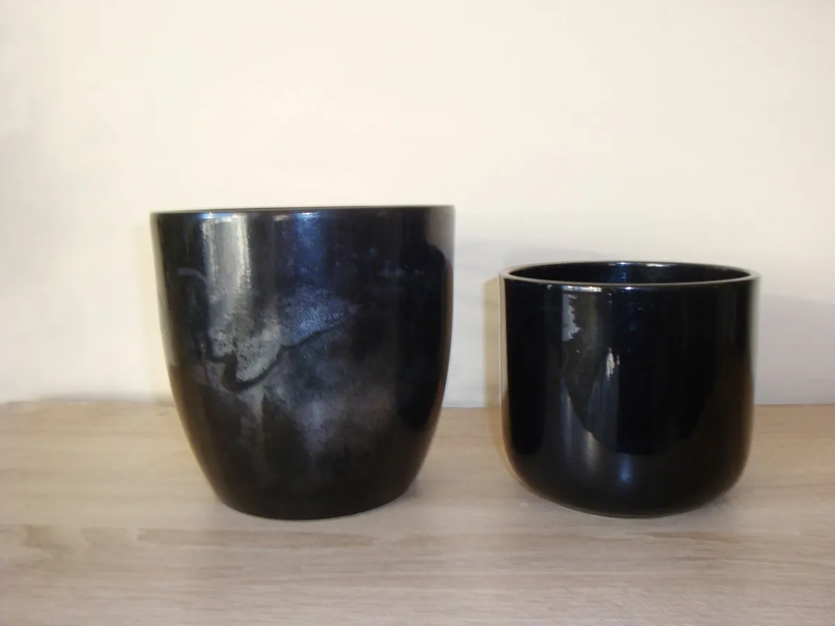 TWO black ceramic flower pots - Image 3