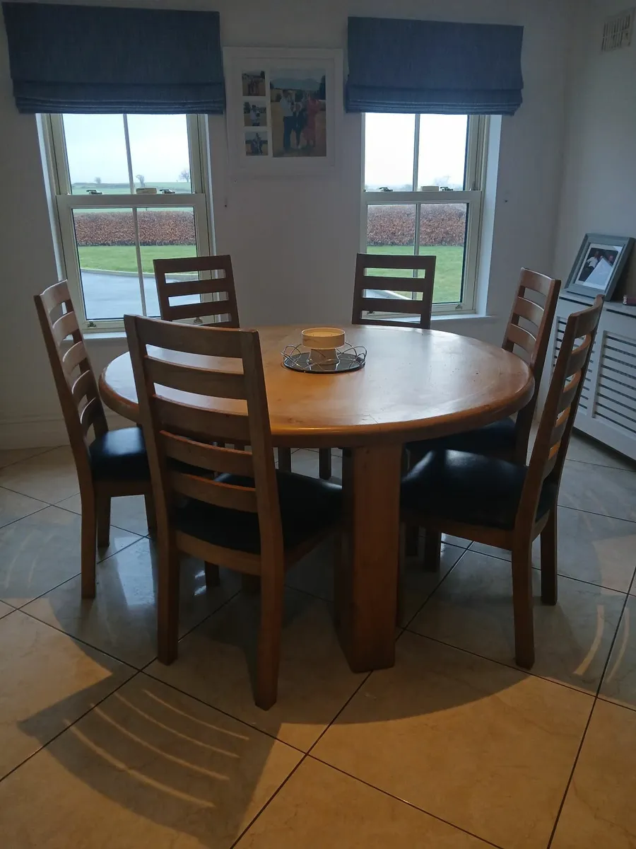 Round oak dining table - Image 1